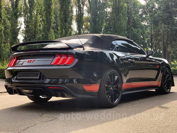 Кабриолет на свадьбу Ford Mustang GT 5.0 black с водителем в Киеве