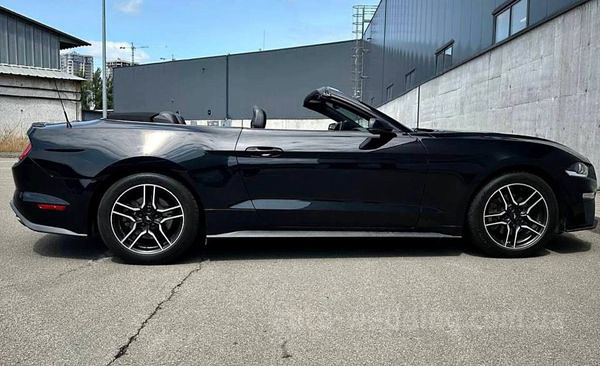 Кабриолет на свадьбу Ford Mustang GT black с водителем в Киеве