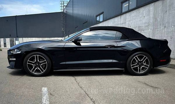 Кабриолет на свадьбу Ford Mustang GT black с водителем в Киеве