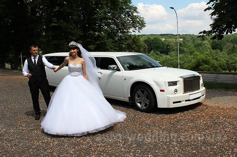 Прокат лимузина Chrysler 300C Rolls-Royse Phantom белый