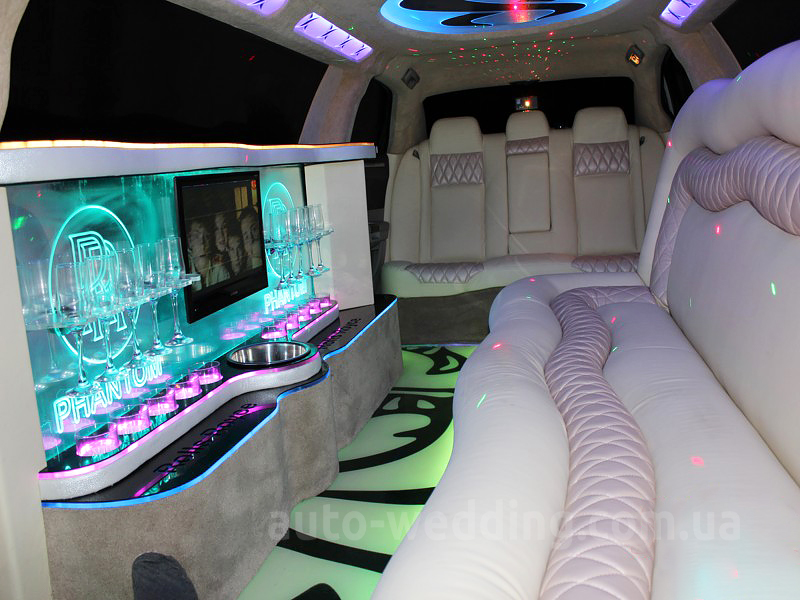 Прокат лимузина Chrysler 300C Rolls-Royse Phantom белый