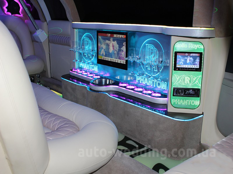 Прокат лимузина Chrysler 300C Rolls-Royse Phantom белый
