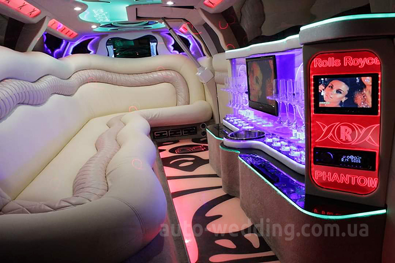 Прокат лимузина Chrysler 300C Rolls-Royse Phantom белый