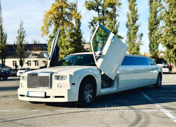 Прокат лимузина Chrysler 300C Rolls-Royse Phantom Tiffani на свадьбу в Киеве