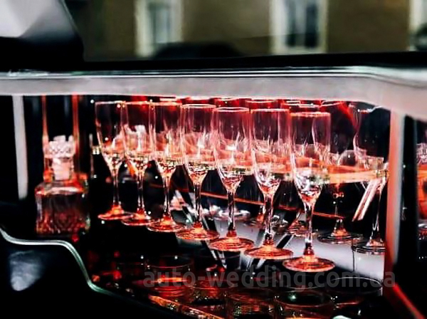Прокат лимузина Dodge Charger на свадьбу в Киеве