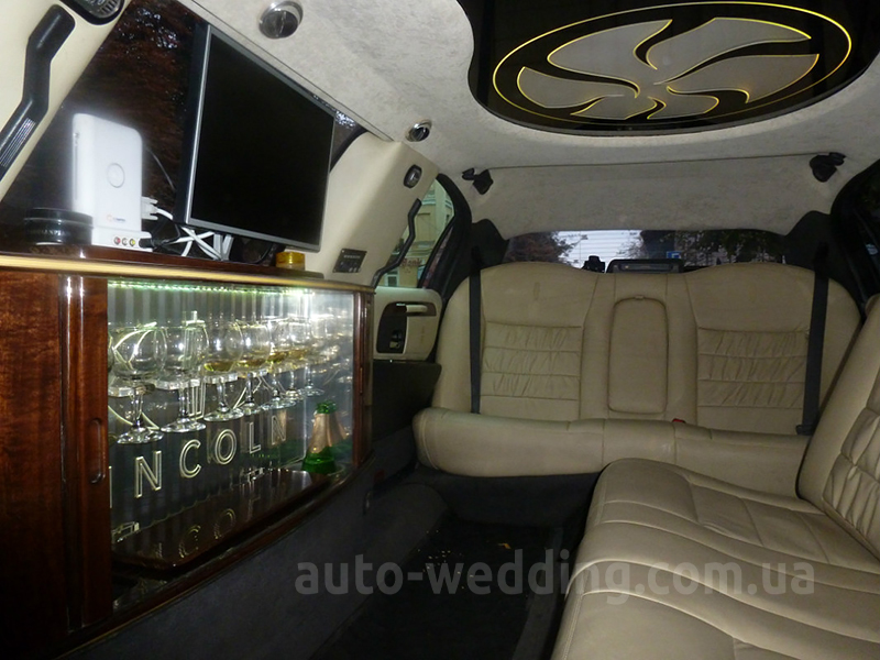 Прокат лимузина lincoln Town Car vanil