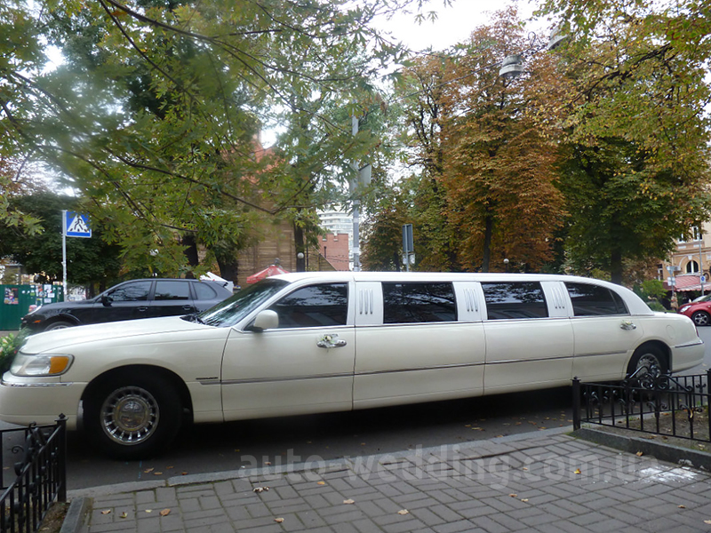 Прокат лимузина lincoln Town Car vanil
