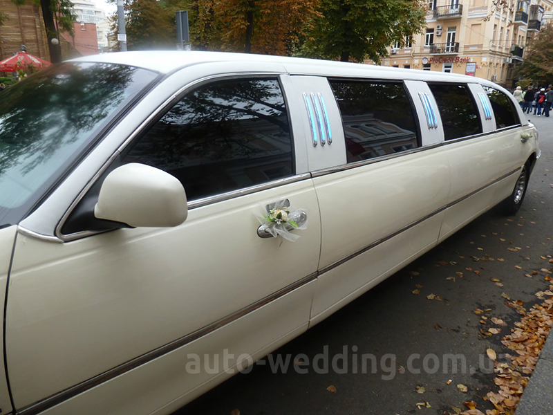 Прокат лимузина lincoln Town Car vanil