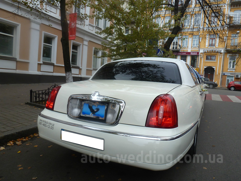 Прокат лимузина lincoln Town Car vanil
