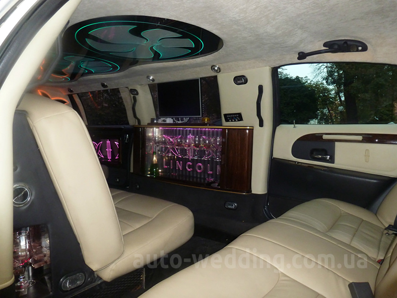 Прокат лимузина lincoln Town Car vanil