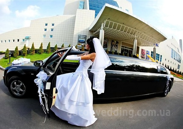 Прокат лимузина Chrysler 300C черный