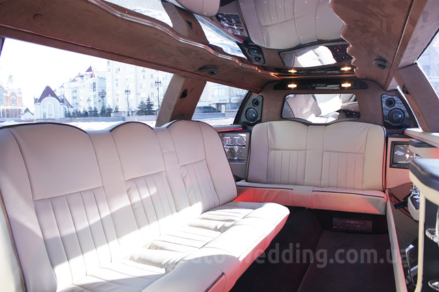 Прокат лимузина белый lincoln Town Car NEW