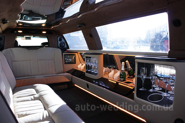 Прокат лимузина белый lincoln Town Car NEW