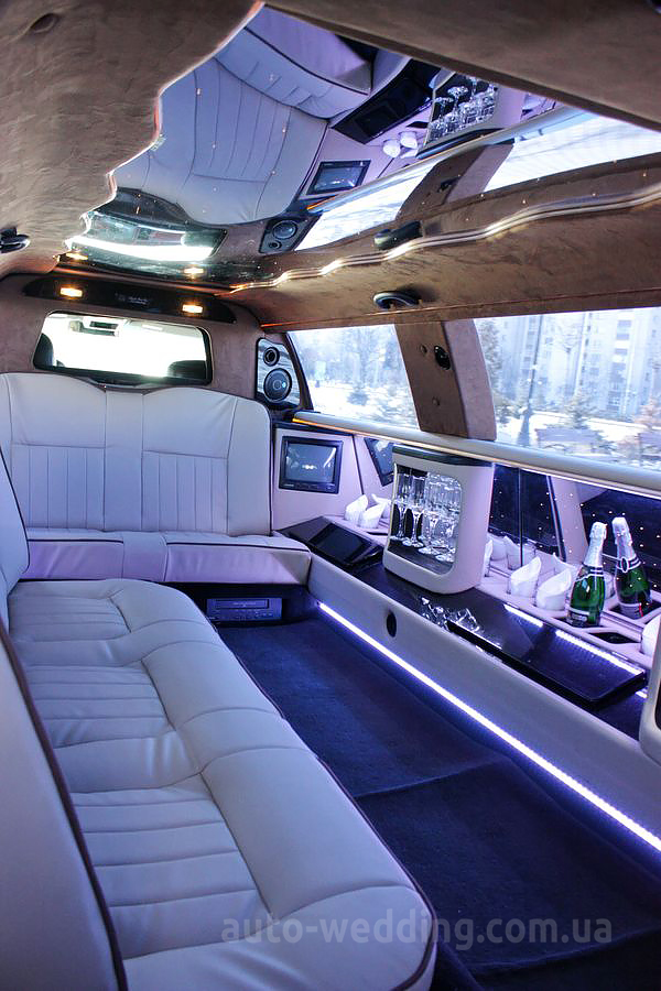 Прокат лимузина белый lincoln Town Car NEW
