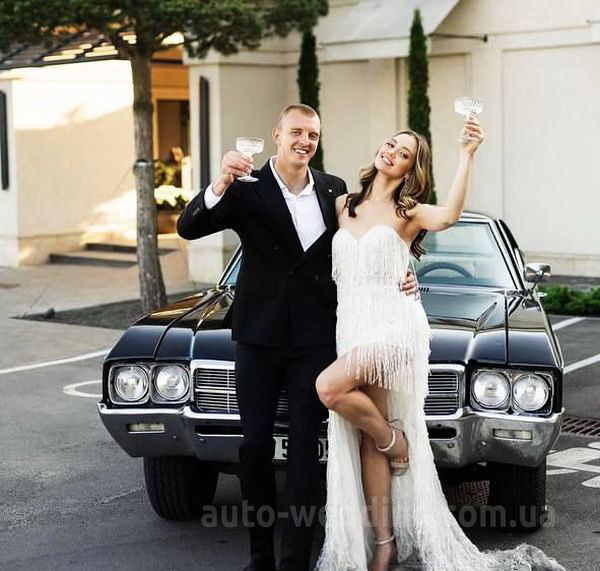Ретро авто Buick Skylark Custom на свадьбу, видеосъемки и фотосессии с водителем в Киеве