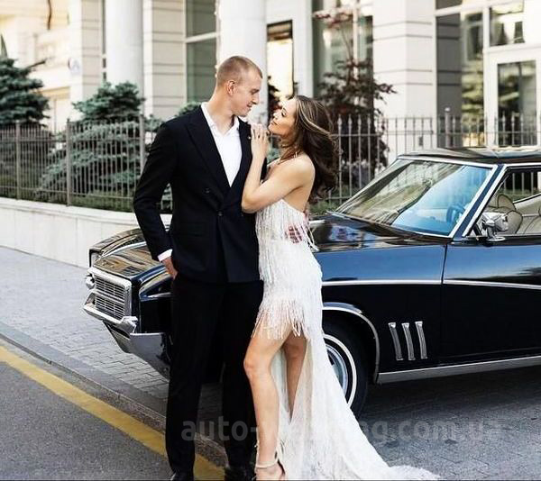 Ретро авто Buick Skylark Custom на свадьбу, видеосъемки и фотосессии с водителем в Киеве