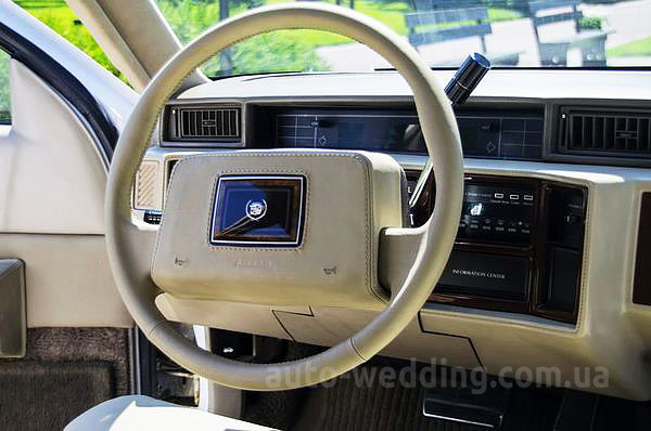 Ретро авто на свадьбу Cadillac Fleetwood белый с водителем в Киеве