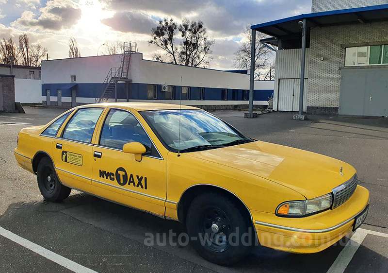 Аренда автомобиля желтое такси Chevrolet Caprice на видеоосъемки и фотосессии с водителем в Киеве