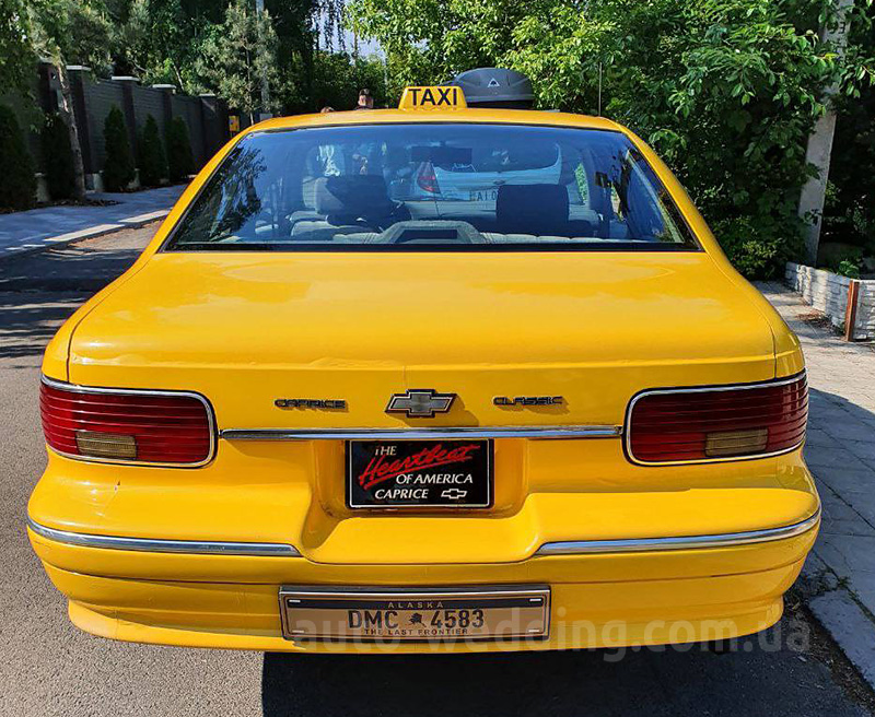 Аренда автомобиля желтое такси Chevrolet Caprice на видеоосъемки и фотосессии с водителем в Киеве