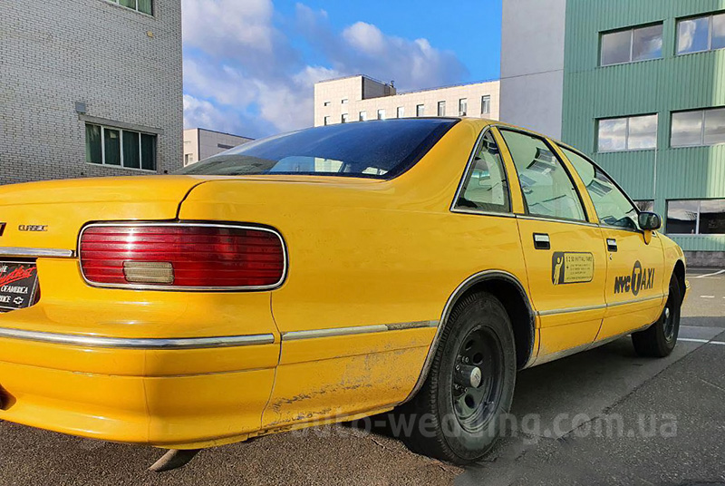 Аренда автомобиля желтое такси Chevrolet Caprice на видеоосъемки и фотосессии с водителем в Киеве