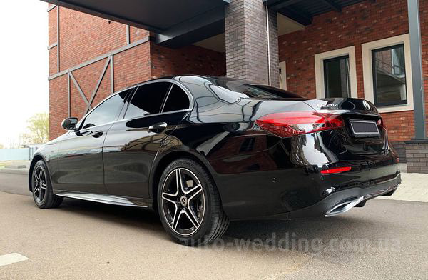 Авто на свадьбу Mercedes-Benz E-class W213 HIBRYD на свадьбу с водителем в Киеве