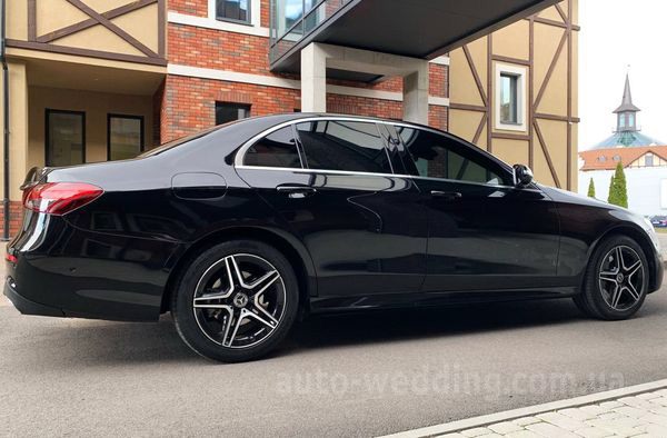 Авто на свадьбу Mercedes-Benz E-class W213 HIBRYD на свадьбу с водителем в Киеве