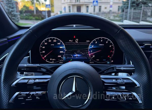 Аренда автомобиля Mercedes-Benz W214 на свадьбу с водителем в Киеве