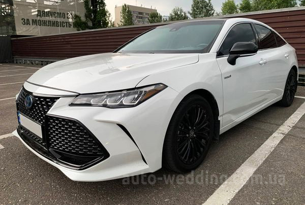 Авто на свадьбу Toyota Avalon white с водителем в Киеве