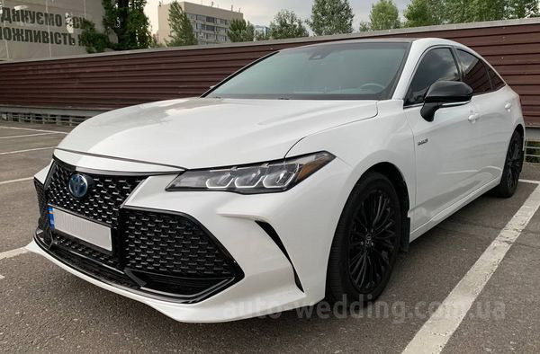 Авто на свадьбу Toyota Avalon white с водителем в Киеве