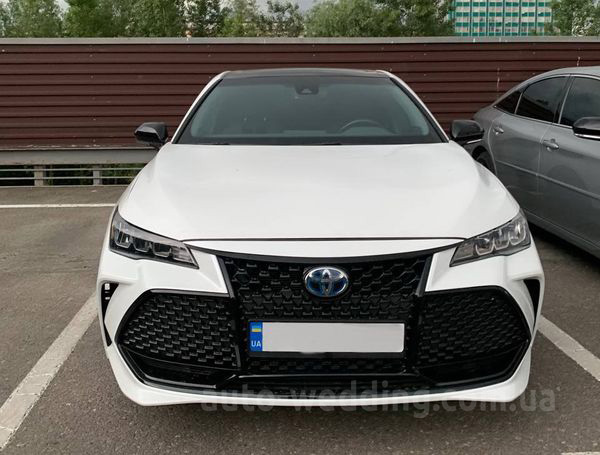 Авто на свадьбу Toyota Avalon white с водителем в Киеве