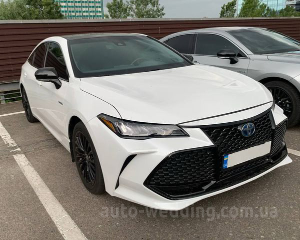 Авто на свадьбу Toyota Avalon white с водителем в Киеве