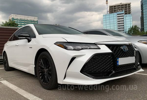Авто на свадьбу Toyota Avalon white с водителем в Киеве
