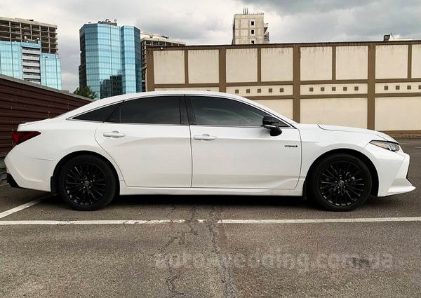 Авто на свадьбу Toyota Avalon white с водителем в Киеве