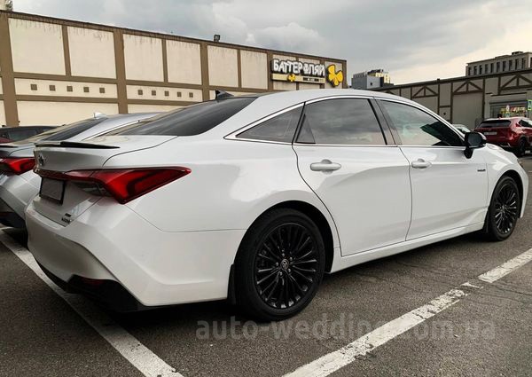 Авто на свадьбу Toyota Avalon white с водителем в Киеве