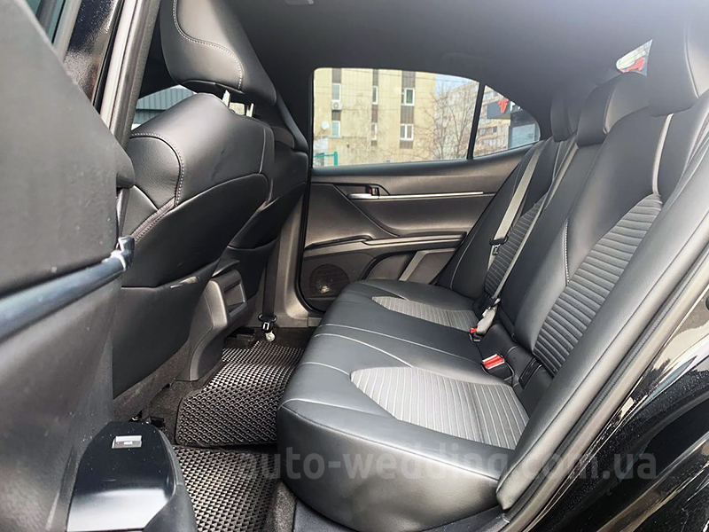 Авто на свадьбу Toyota Camry V70 Hybrid 2020 с водителем в Киеве