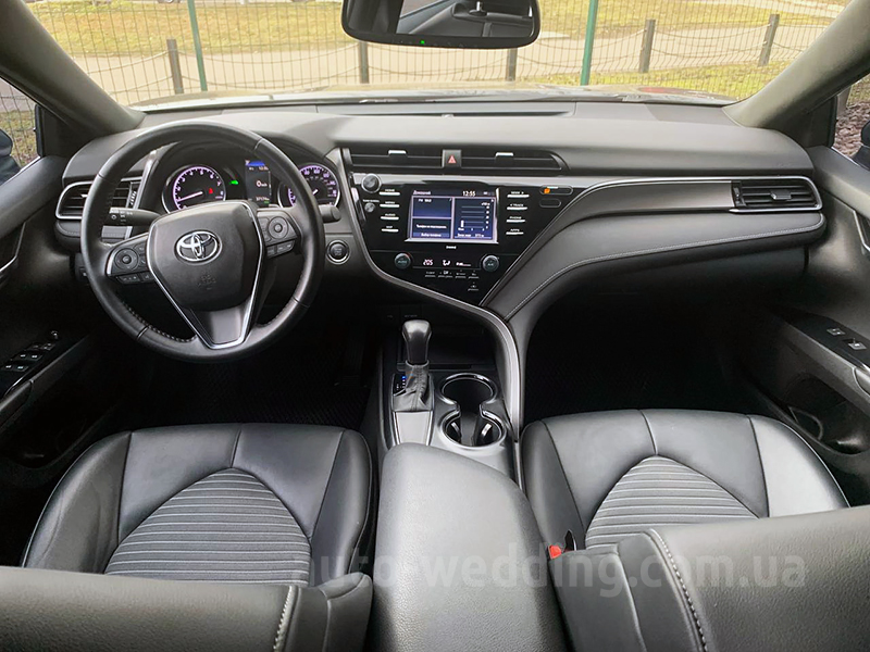 Авто на свадьбу Toyota Camry V70 Hybrid 2020 с водителем в Киеве