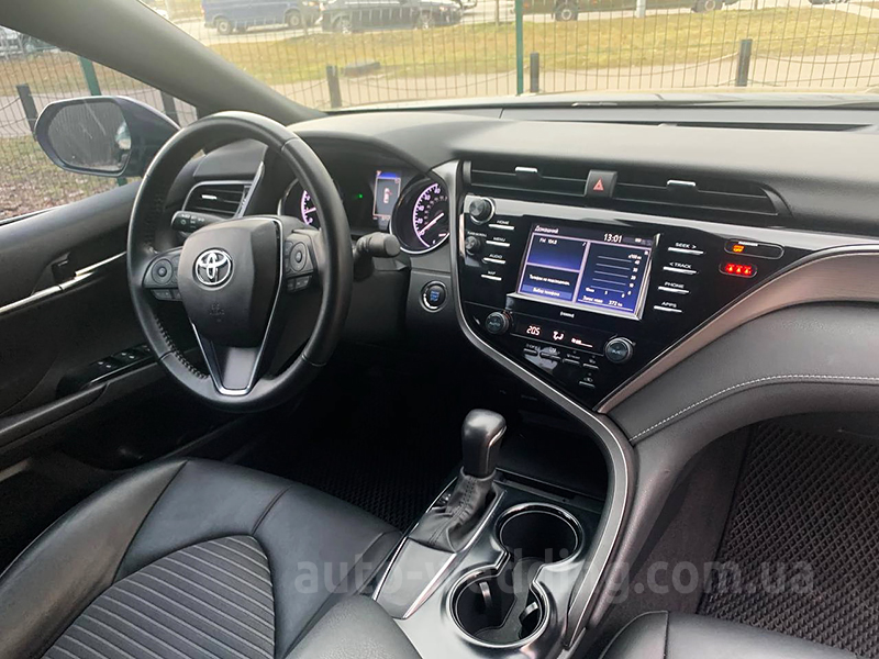 Авто на свадьбу Toyota Camry V70 Hybrid 2020 с водителем в Киеве