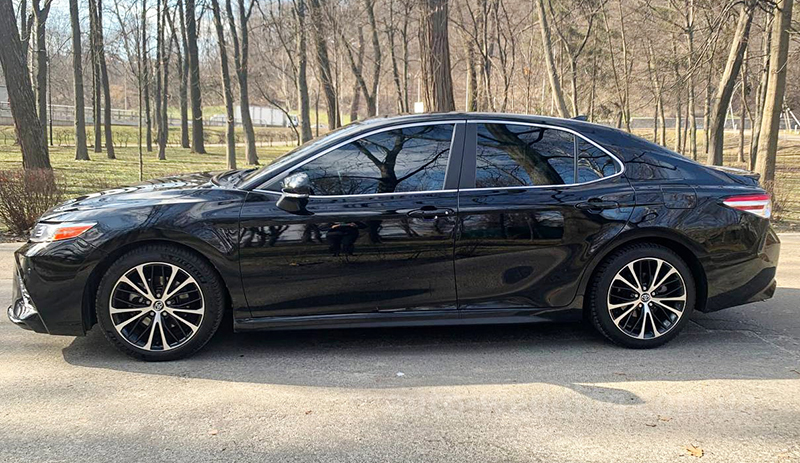 Авто на свадьбу Toyota Camry V70 Hybrid 2020 с водителем в Киеве