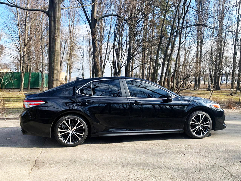 Авто на свадьбу Toyota Camry V70 Hybrid 2020 с водителем в Киеве