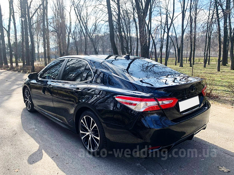 Авто на свадьбу Toyota Camry V70 Hybrid 2020 с водителем в Киеве