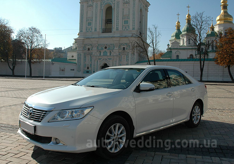 Авто на свадьбу Toyota Camry V50 с водителем  в Киеве