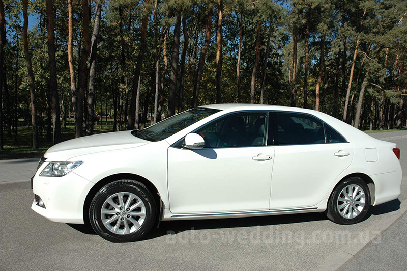 Авто на свадьбу Toyota Camry V50 с водителем  в Киеве