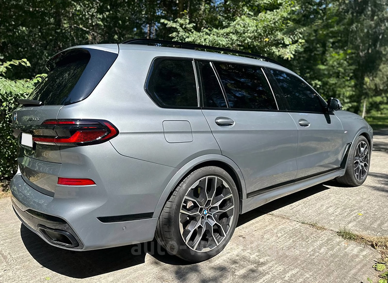 Внедорожник джип на свадьбу BMW X7 40D с водителем в Киеве