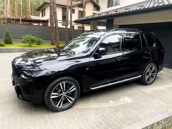 Внедорожник джип на свадьбу BMW X7 40D с водителем в Киеве
