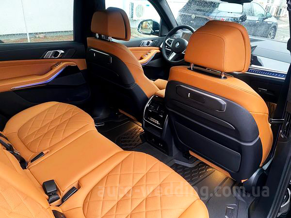 Внедорожник джип на свадьбу BMW X7 40D с водителем в Киеве