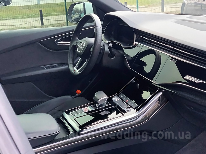 Внедорожник джип на свадьбу Audi Q8 S Line белый