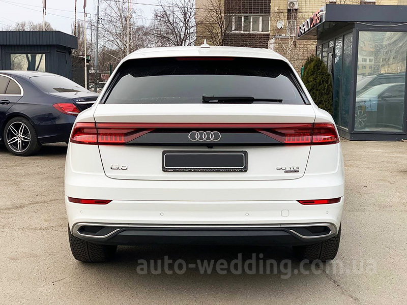 Внедорожник джип на свадьбу Audi Q8 S Line белый