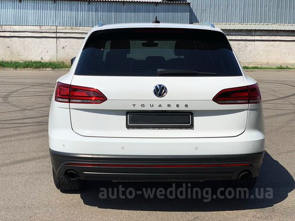 Внедорожник джип на свадьбу Volkswagen Touareg белый
