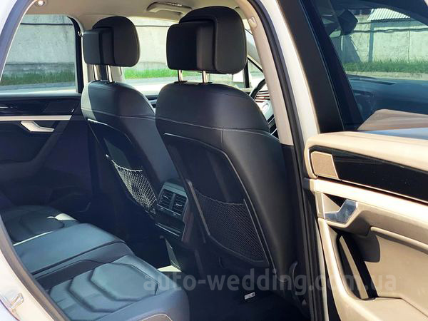 Внедорожник джип на свадьбу Volkswagen Touareg белый