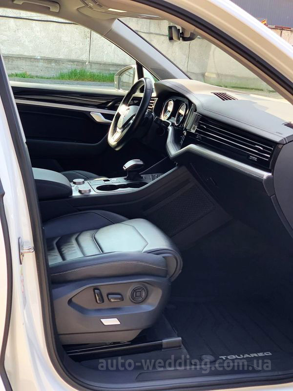 Внедорожник джип на свадьбу Volkswagen Touareg белый